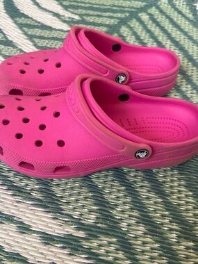 CROCS Classic Clog in Bright Pink